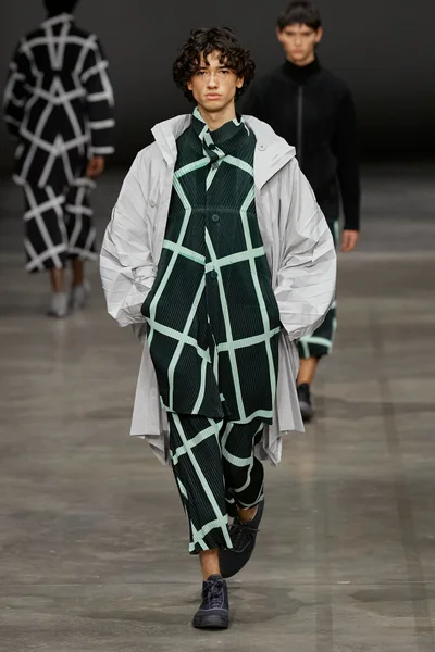 Look 25